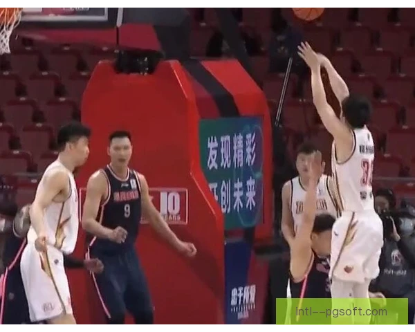吴俊明滑铲断球，精准卡位化解对手快速反击